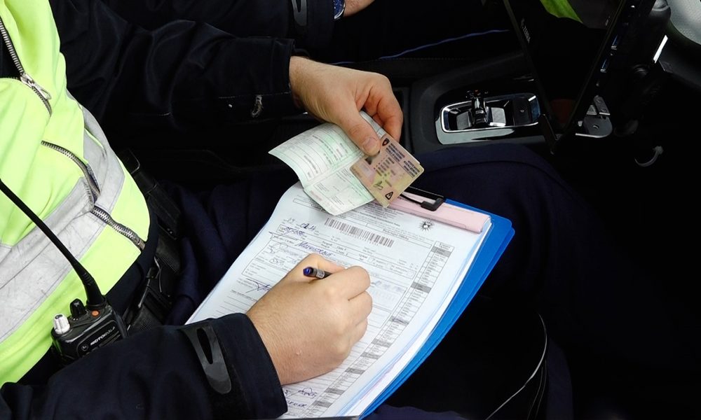 Për tejkalim shpejtësie dy shoferëve u shqiptohet masa e ndalimit të vozitjes nga policia në Ferizaj